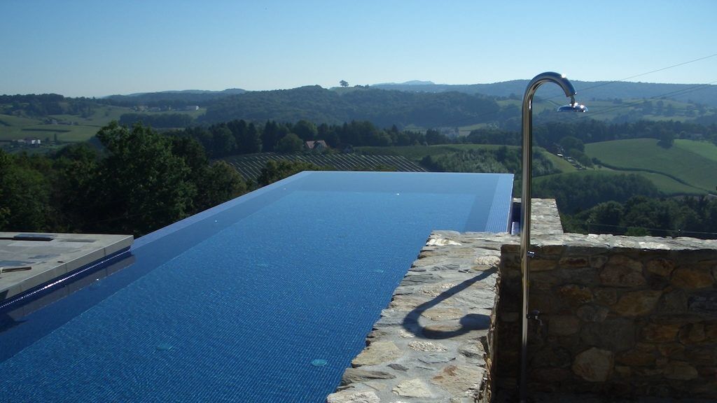 Schwimmbecken mit Aussicht über die Landschaft